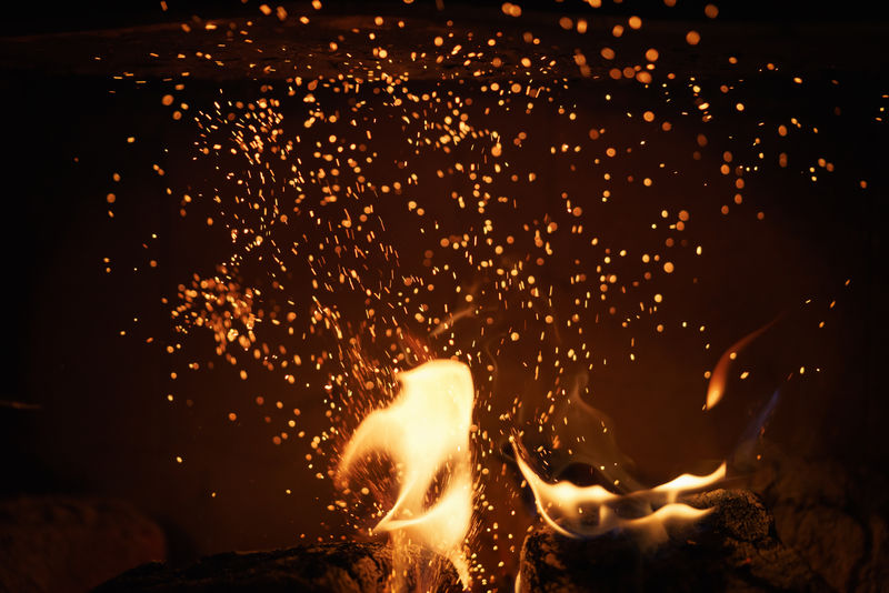 在壁炉中燃烧木炭的特写镜头