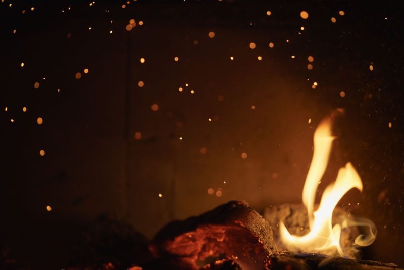 在壁炉中燃烧木炭的特写镜头