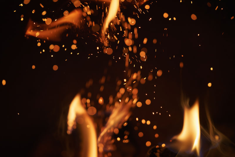 在壁炉中燃烧木炭的特写镜头