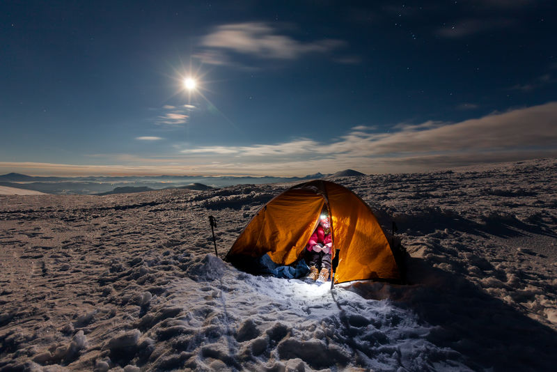 喀尔巴阡山脉冬季徒步旅行露营
