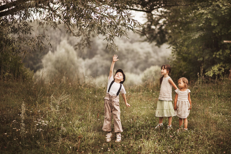 孩子们在户外快乐