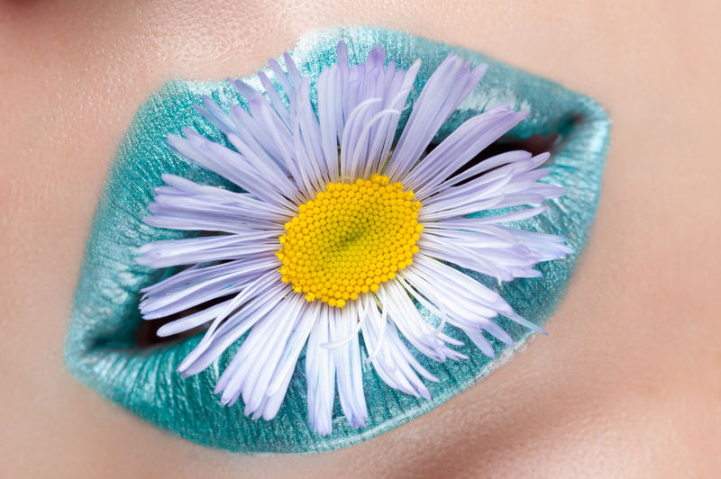 漂亮的嘴唇-嘴里有一朵花