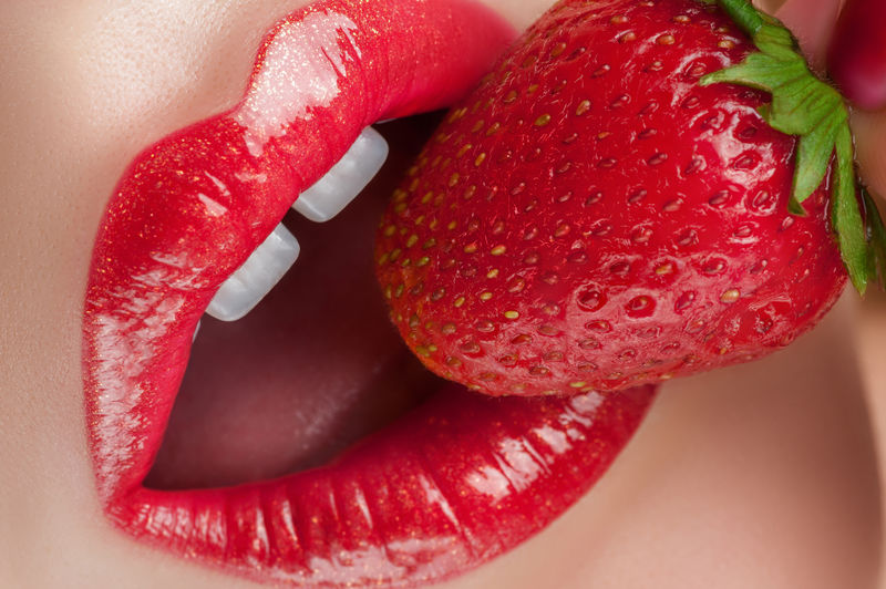 美丽的红色嘴唇和多汁的红色草莓