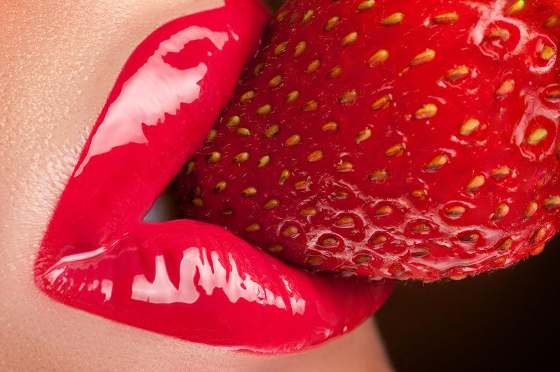 嘴唇上有红光和草莓