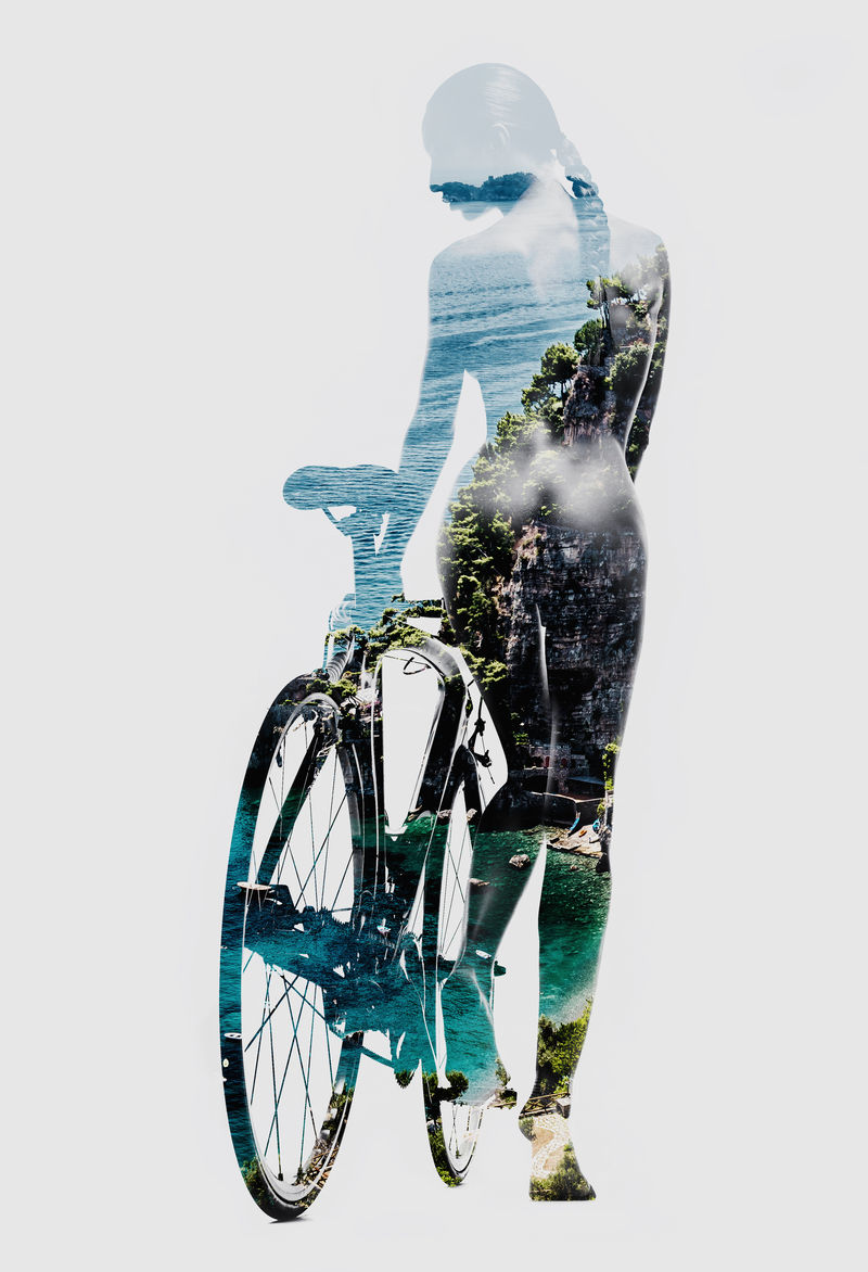 骑自行车的裸体妇女的双重暴露