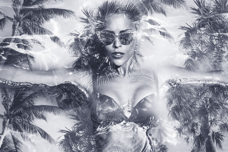 游泳池中的妇女双重暴露