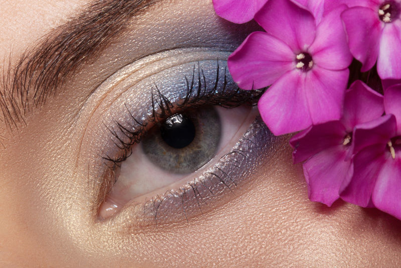 彩色眼妆的背景色