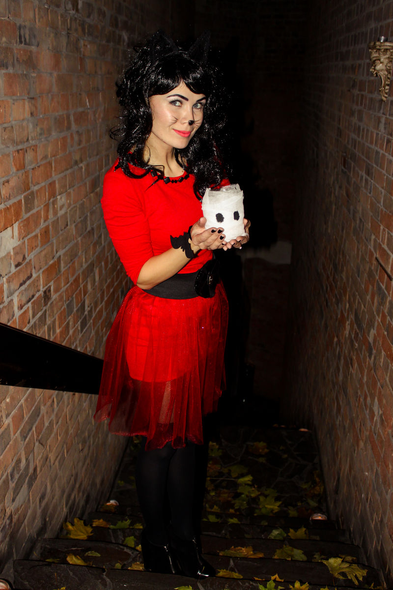 漂亮的西班牙裔年轻女子打扮成娃娃-手里拿着相配的布娃娃