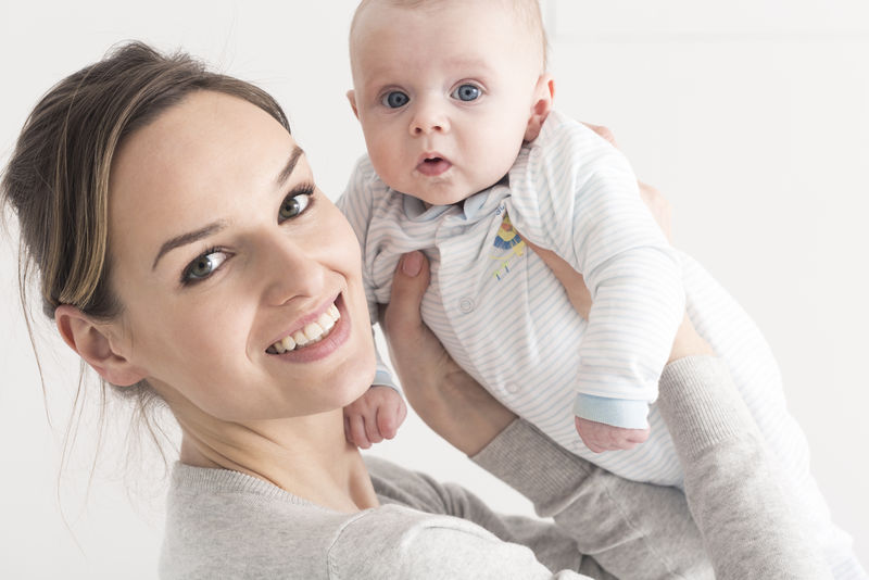 母亲手上的新生婴儿