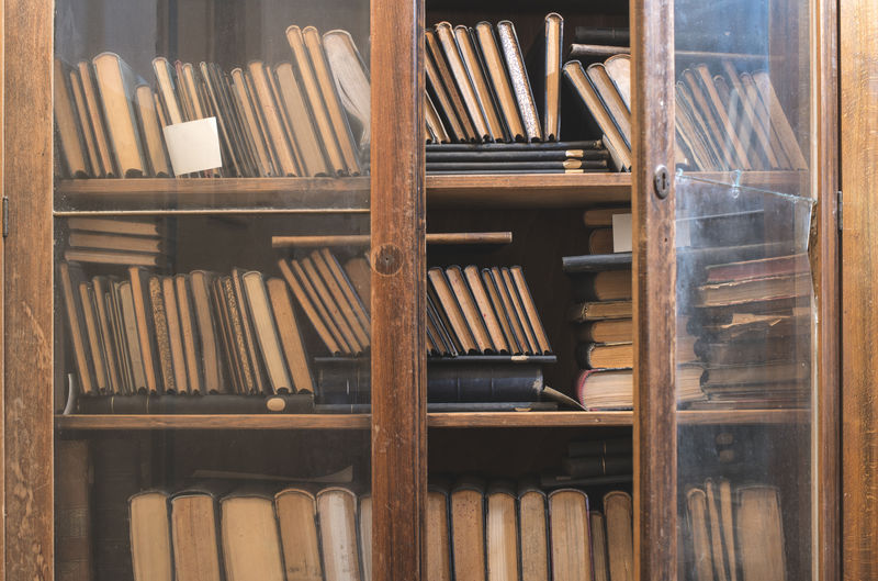 古旧图书馆的旧书