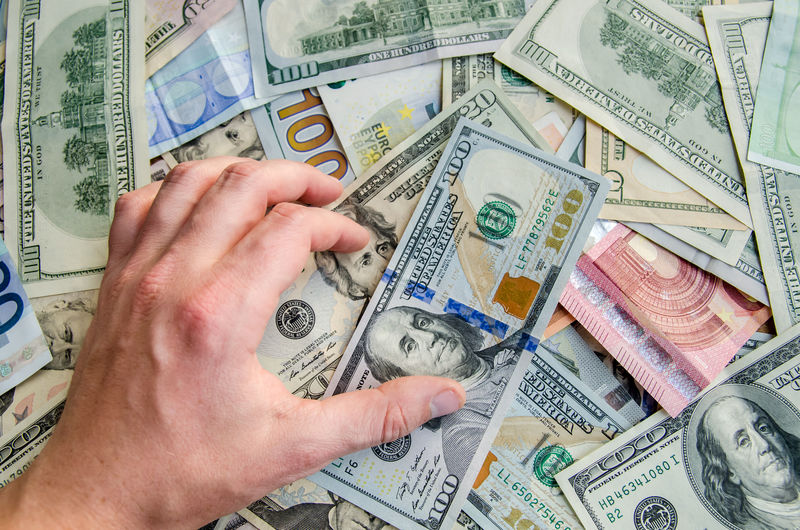 对美元和欧元竖起大拇指