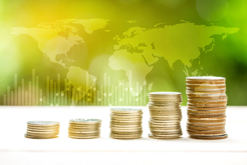 钱币堆成长图-带有阳光自然的抽象背景商业概念NASA提供的这幅图像的元素