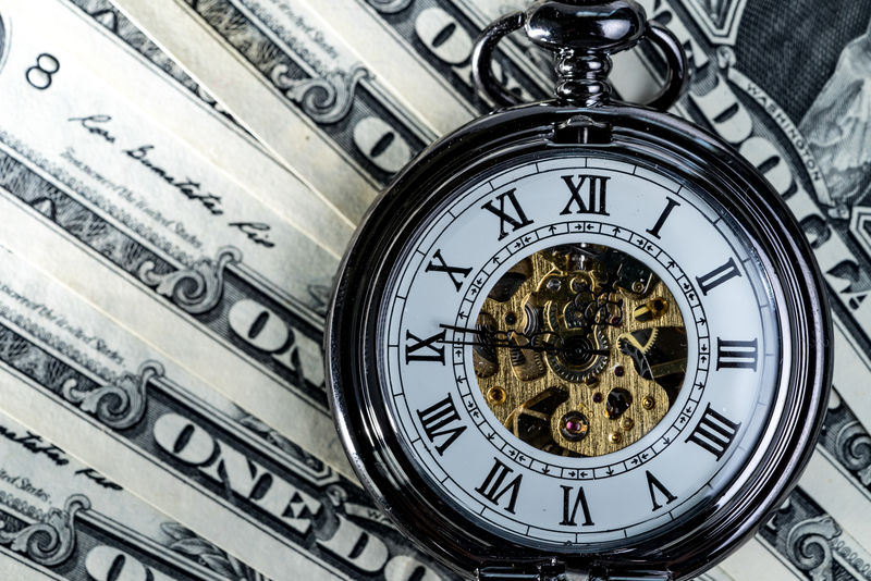 时间就是金钱-在美元钞票上放一块怀表-作为未来的投资