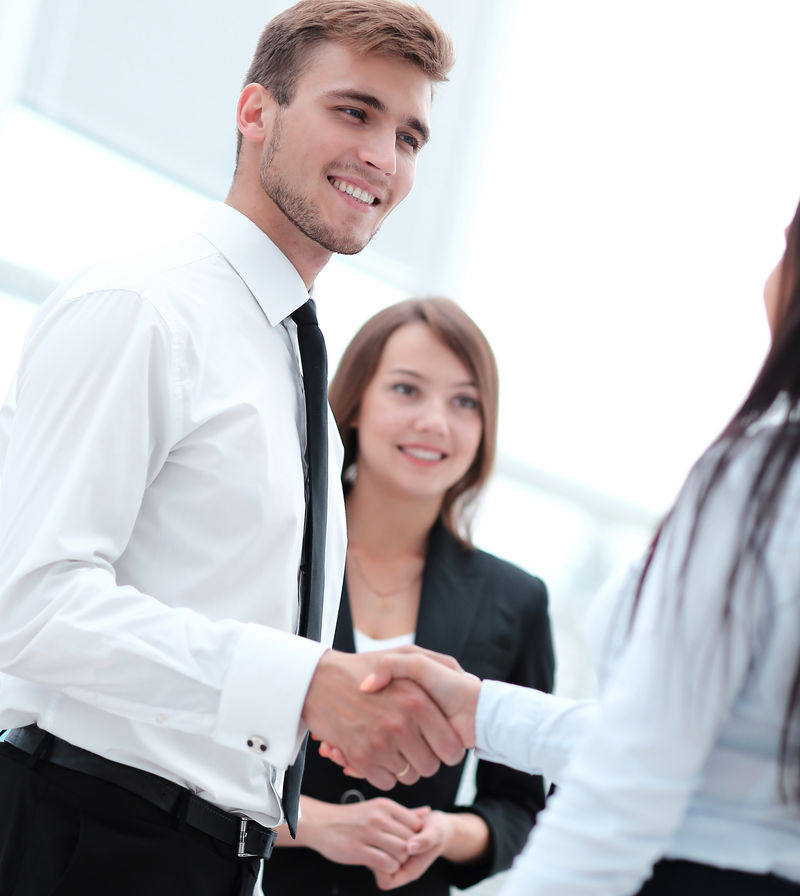 欢迎并与办公室的业务合作伙伴握手