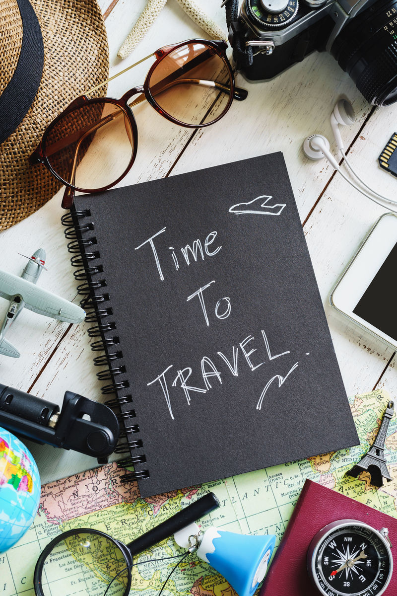 带黑色笔记本和copyspa的旅行配件和物品