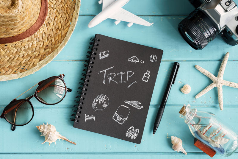 旅行配件及物品的俯视图