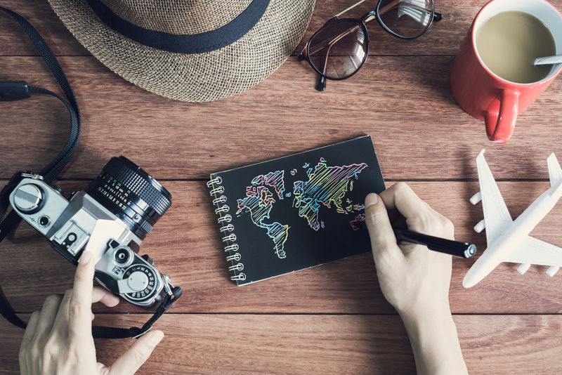 带黑色笔记本和复印件的旅行配件和物品