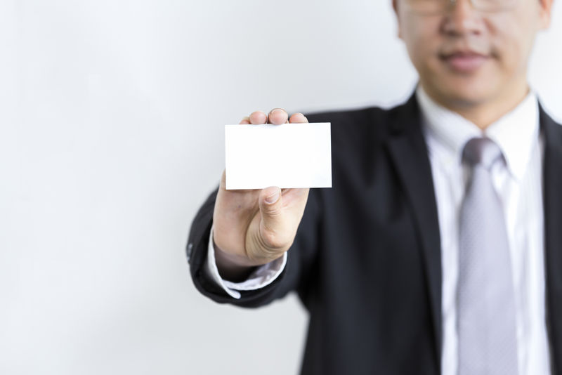 显示空白名片的商人