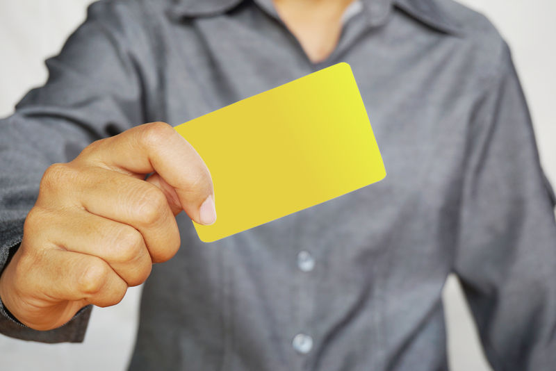 持黄色名片的人