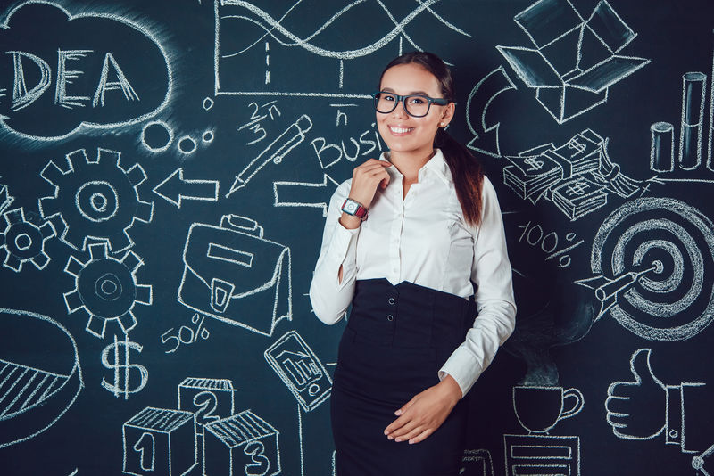 一位戴眼镜的亚洲女商人的照片