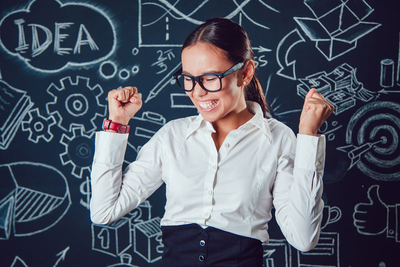 一位戴眼镜的亚洲女商人的画像背景是照片她很成功