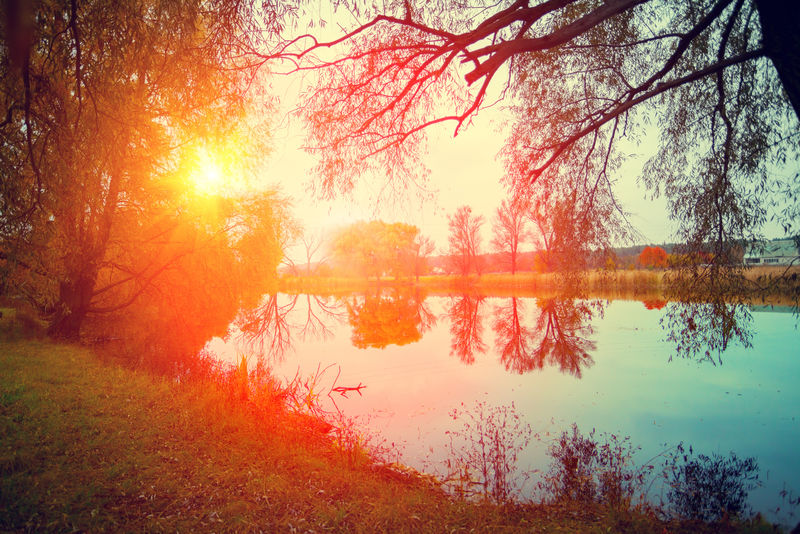 乡村景观湖面日落