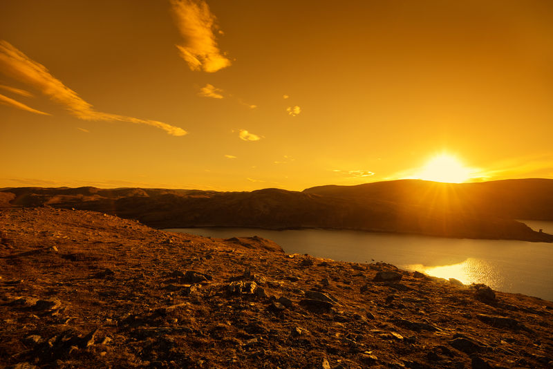 秋天日落时的峡湾挪威