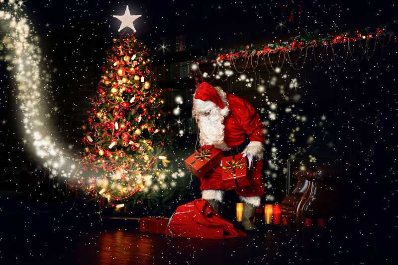圣诞夜-圣诞老人把礼物放在树下