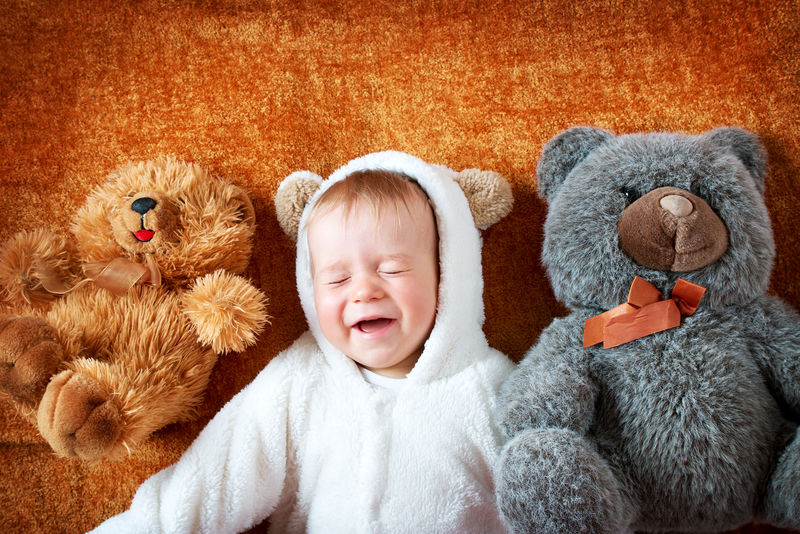 11个月的婴儿-穿着熊装-带毛绒玩具