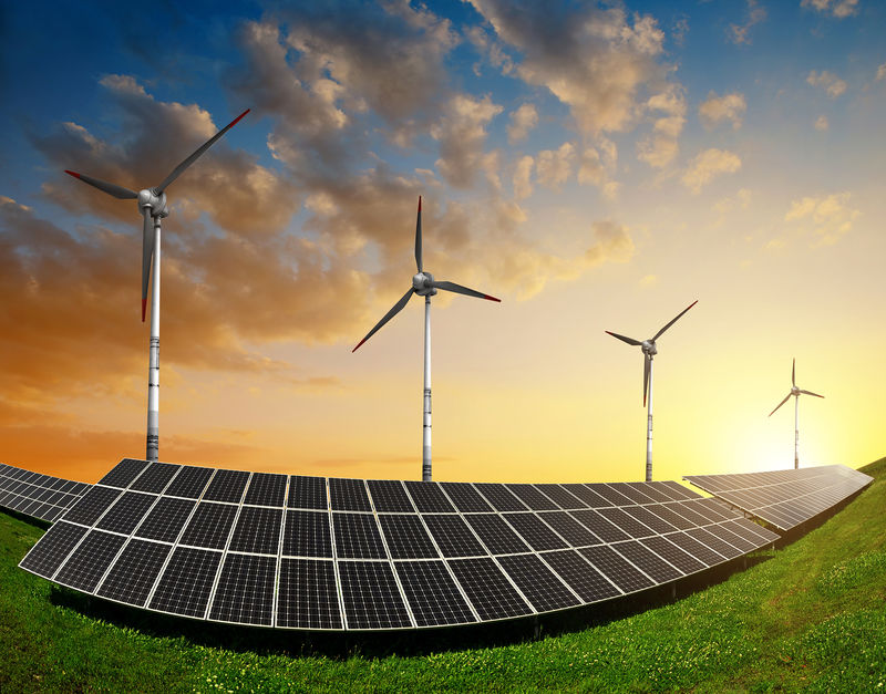 太阳落山时带风力涡轮机的太阳能电池板