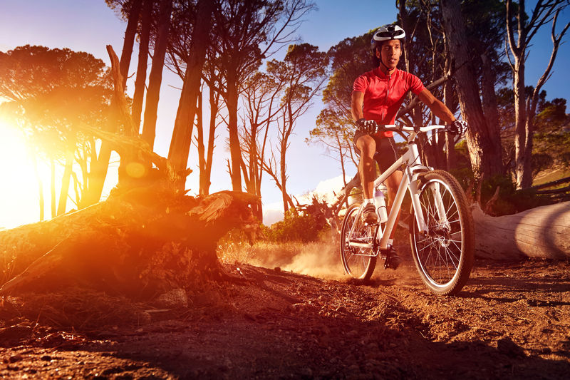 山地自行车运动员骑单车在日出时健康生活方式积极运动员做运动