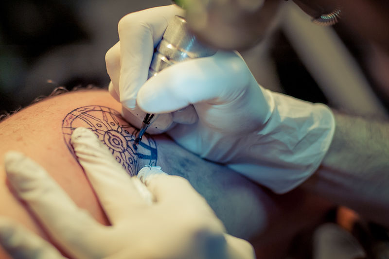 纹身艺术家在工作