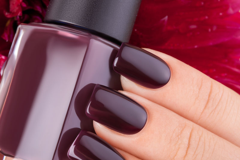 美丽的指甲和鲜花特写-化妆品广告的好主意