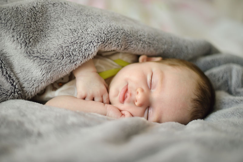 特写一幅美丽的熟睡婴儿的肖像-可爱的幼儿-儿童肖像画