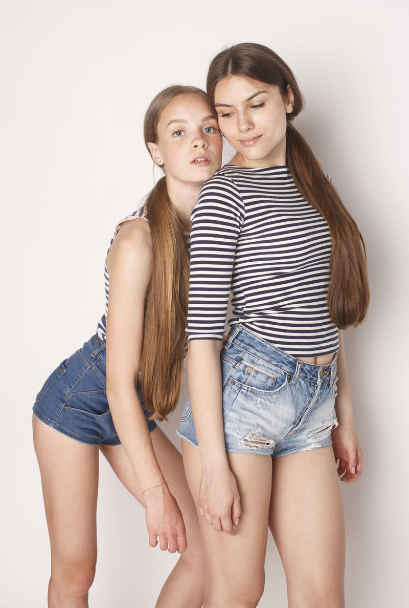 两个可爱的年轻人在一起玩得很开心