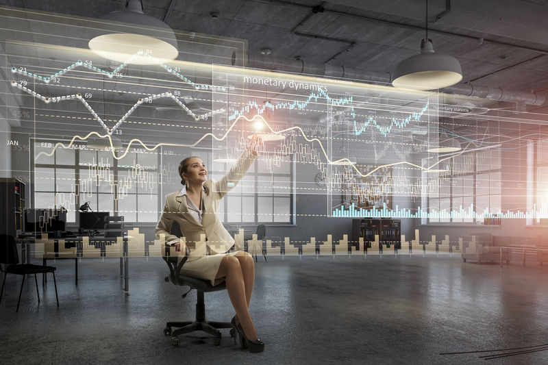 女老板坐在办公椅上混合介质