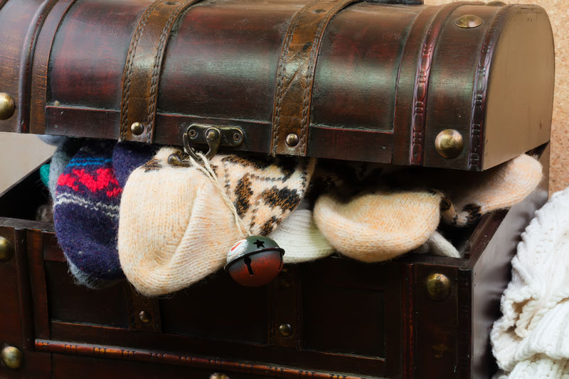 羊毛针织袜手工复古旧行李箱背景冬季温暖柔软选择性聚焦照片