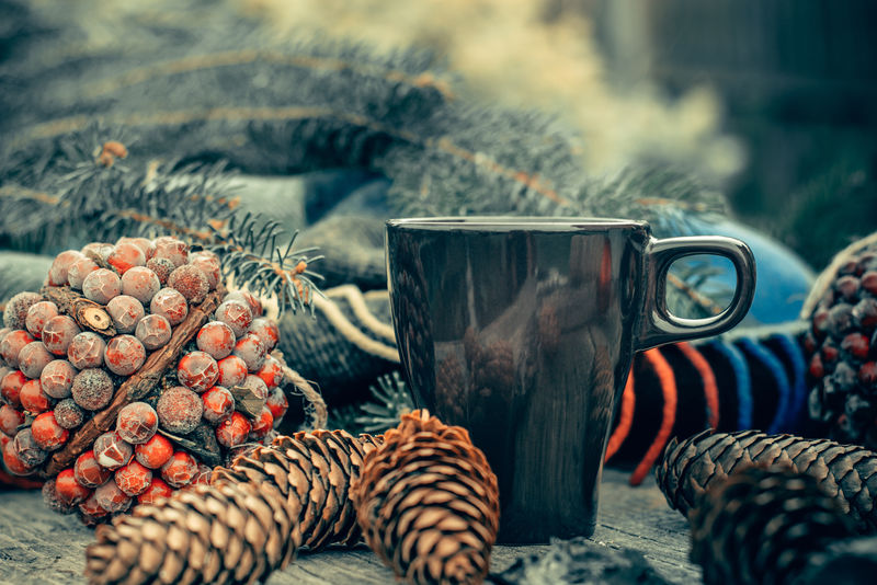 放在乡村木桌上的一杯热饮料-球果麻绳粗线冷杉枝的静物寿命-为圣诞节做准备-秋季概念-葡萄酒效果