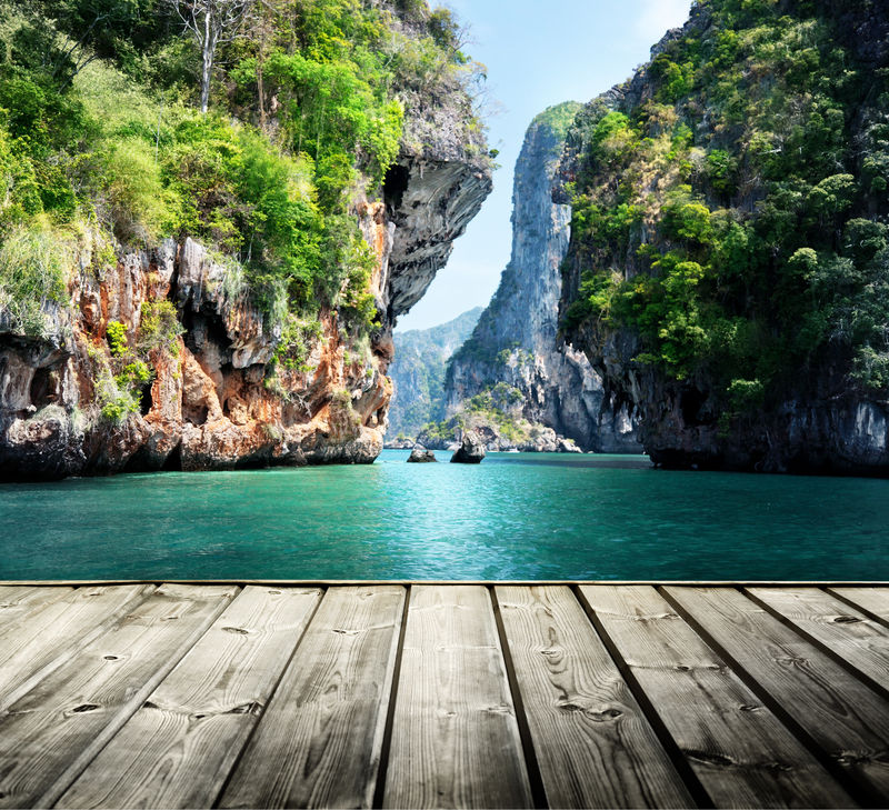 泰国克拉比铁路海滩上的岩石