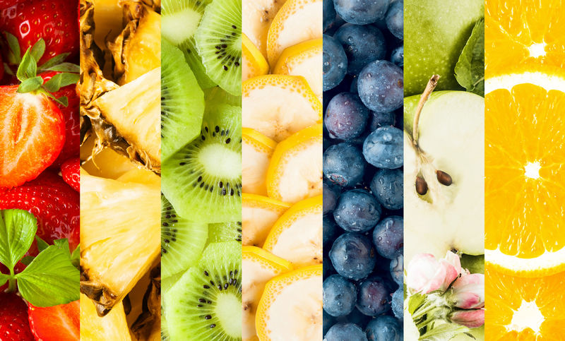 各种热带水果的彩色拼贴画垂直条纹展示草莓菠萝香蕉蓝莓苹果和橙子作为食物背景