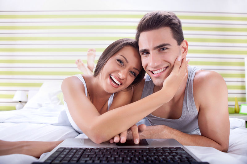 快乐夫妻使用笔记本电脑