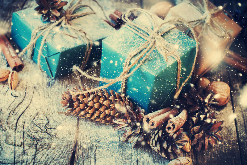 用亚麻绳肉桂松果核桃装饰的节日礼物色调图像雪拔