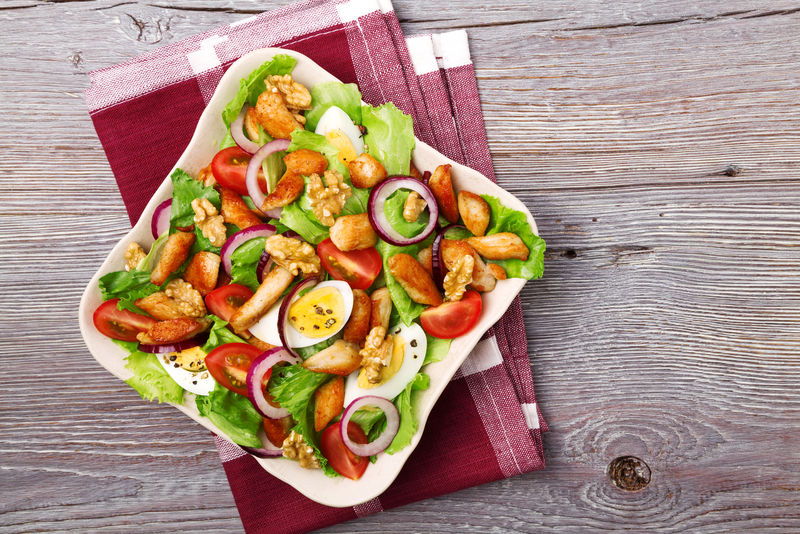 鸡肉坚果鸡蛋和蔬菜的美味沙拉