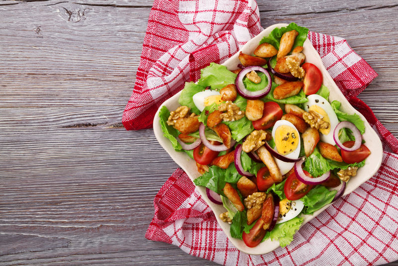 鸡肉坚果鸡蛋和蔬菜的美味沙拉