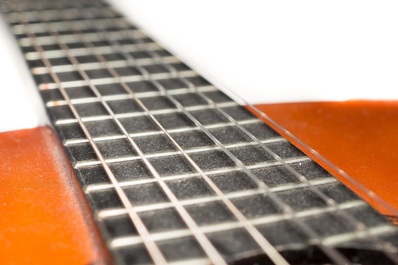 带有浅度和模糊的灰尘古典吉他细节