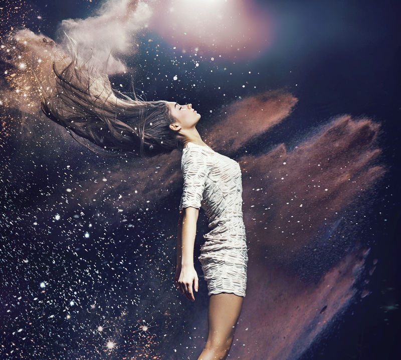 彩尘中芭蕾舞演员的艺术照片