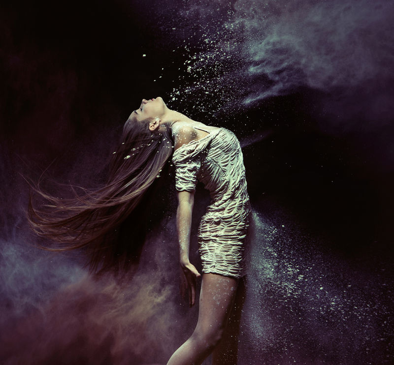 年轻的芭蕾舞演员在尘土中跳舞