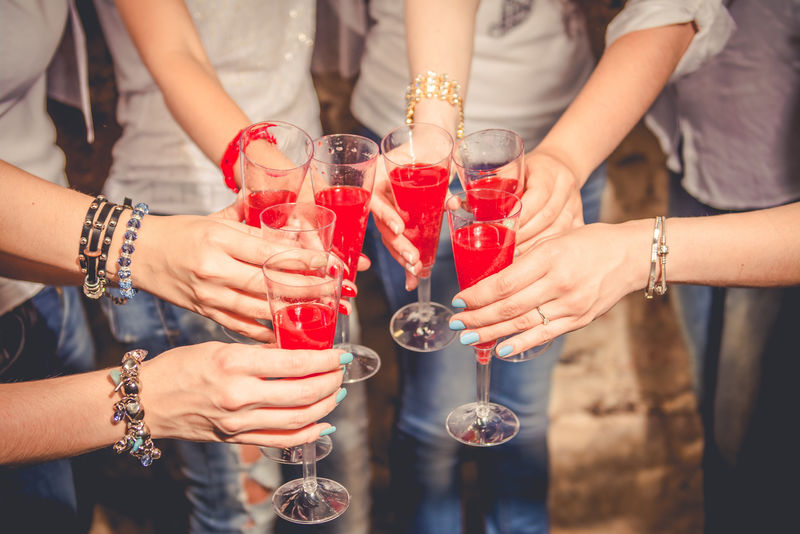 戴着香槟酒杯的女孩们玩得很开心