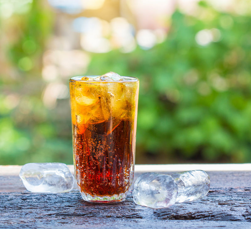 一杯可乐木桌上放冰块