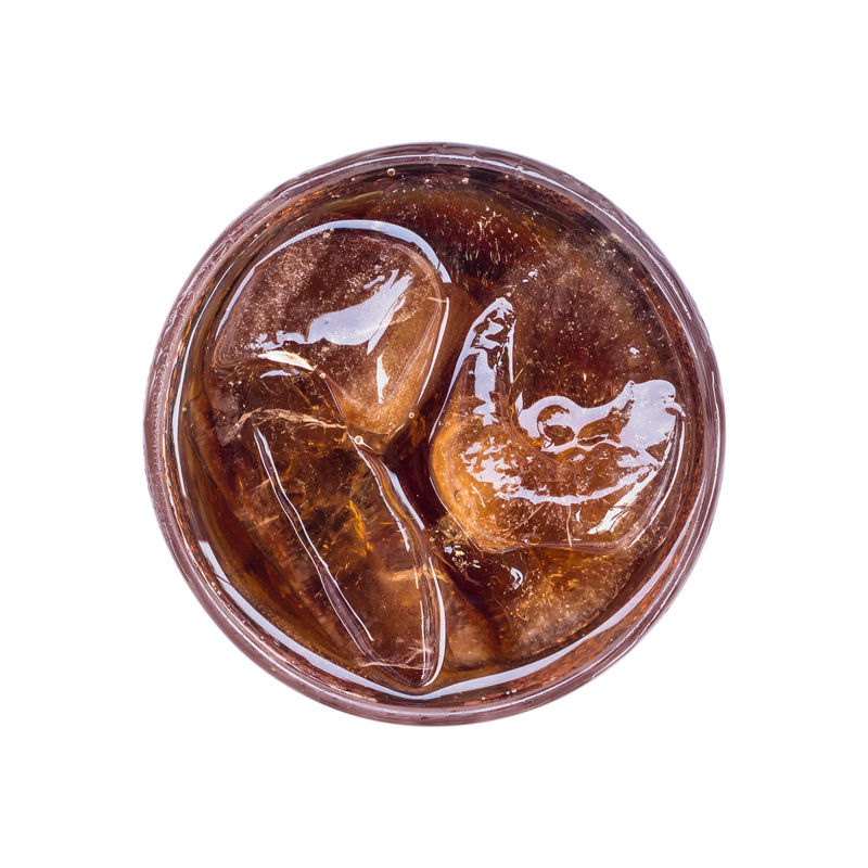 从白色背景的俯视图看冰镇可乐